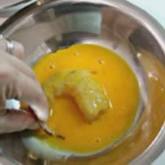 Cách làm Tôm sốt trứng muối lá cà ri