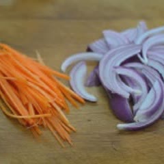 Cách làm tôm xào hành tây và cà rốt