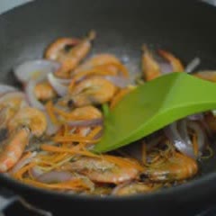 Cách làm tôm xào hành tây và cà rốt