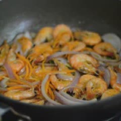Cách làm tôm xào hành tây và cà rốt