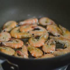 Cách làm tôm xào hành tây và cà rốt
