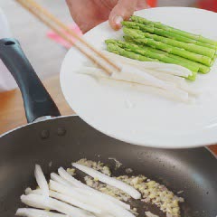 Cách Làm Tôm Xào Măng Tây Hấp Dẫn Cho Bữa Cơm Nhà