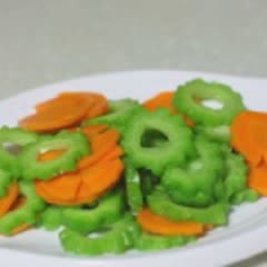 Cách làm tôm xào mướp đắng cà rốt