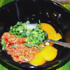 Cách làm trứng chiên lá chuối