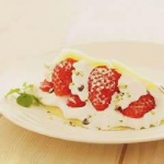 Cách Làm Trứng Cuộn Kem Dâu Tây Bằng Lò Vi Sóng