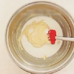 Cách Làm Trứng Cuộn Kem Dâu Tây Bằng Lò Vi Sóng