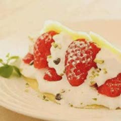 Cách Làm Trứng Cuộn Kem Dâu Tây Bằng Lò Vi Sóng