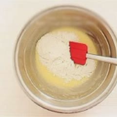 Cách Làm Trứng Cuộn Kem Dâu Tây Bằng Lò Vi Sóng