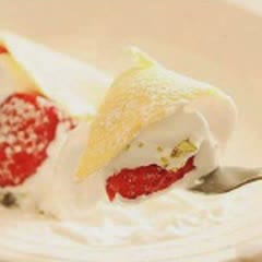 Cách Làm Trứng Cuộn Kem Dâu Tây Bằng Lò Vi Sóng
