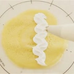 Cách Làm Trứng Cuộn Kem Dâu Tây Bằng Lò Vi Sóng