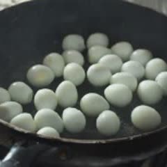 Cách làm trứng cút om nấm