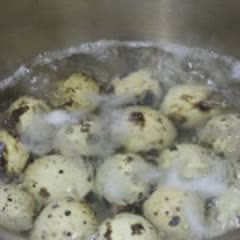 Cách làm trứng cút om nấm