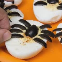 Cách Làm Trứng Luộc Hình Nhện Cho Tiệc Halloween