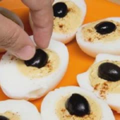 Cách Làm Trứng Luộc Hình Nhện Cho Tiệc Halloween