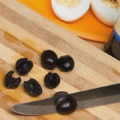 Cách Làm Trứng Luộc Hình Nhện Cho Tiệc Halloween