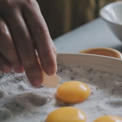 Cách làm Trứng muối vị thảo mộc