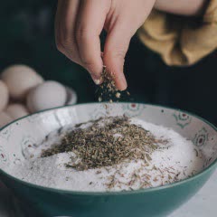 Cách làm Trứng muối vị thảo mộc