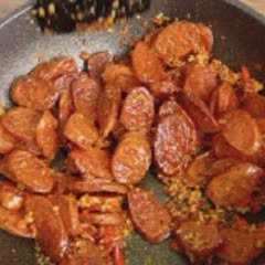Cách làm xúc xích chiên tỏi ớt