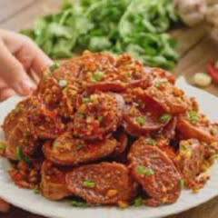 Cách làm xúc xích chiên tỏi ớt