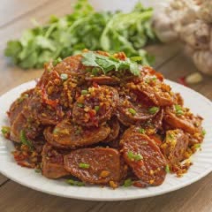 Cách làm xúc xích chiên tỏi ớt