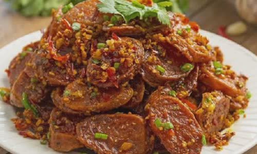 Cách làm xúc xích chiên tỏi ớt