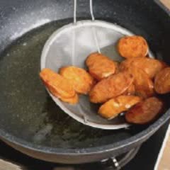 Cách làm xúc xích chiên tỏi ớt