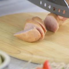 Cách làm xúc xích Việt xông khói xào cải chua