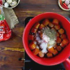 Cách làm Xúc xích vườn bia kho trứng cút