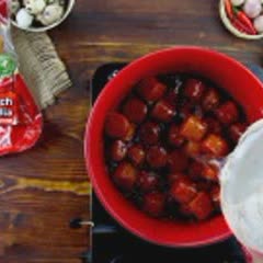 Cách làm Xúc xích vườn bia kho trứng cút