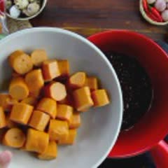 Cách làm Xúc xích vườn bia kho trứng cút
