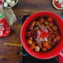 Cách làm Xúc xích vườn bia kho trứng cút