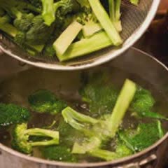Cách làm xúc xích xào rau củ