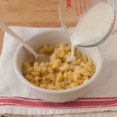 Cách làm Macaroni and Cheese - Nui nấu phô mai bằng lò vi sóng