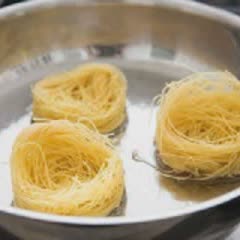 Cách làm Mì chiên giòn sốt cà chua