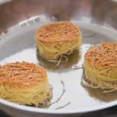 Cách làm Mì chiên giòn sốt cà chua