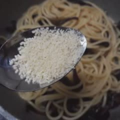 Cách làm Mì Spaghetti Xào Nấm Tôm Càng Xanh mới lạ 