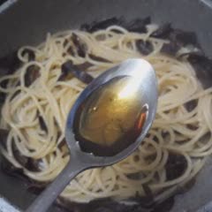 Cách làm Mì Spaghetti Xào Nấm Tôm Càng Xanh mới lạ 