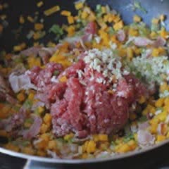 Cách làm mì Ý sốt thịt bò bí đỏ