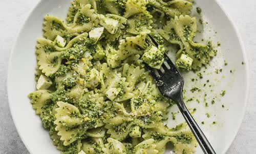 Cách làm nui nơ sốt pesto cải xoăn