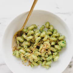 Cách làm Nui Trộn Sốt Pesto Hạt Phỉ với màu xanh đẹp mắt 