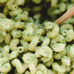 Cách làm Nui Trộn Sốt Pesto Hạt Phỉ với màu xanh đẹp mắt 