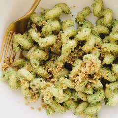 Cách làm Nui Trộn Sốt Pesto Hạt Phỉ với màu xanh đẹp mắt 