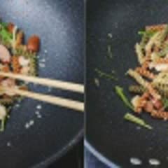 Cách làm nui xào tôm sắc màu