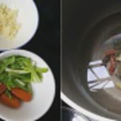Cách làm nui xào tôm sắc màu