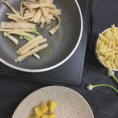 pasta-khom-xao-chua-ngot-qlgdIMPdJaubWeqLaWga