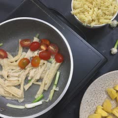 pasta-khom-xao-chua-ngot-qlgdIMPdJaubWeqLaWga