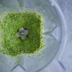 Cách làm Sốt Pesto từ ngò rí và hạt điều