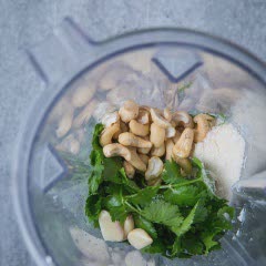 Cách làm Sốt Pesto từ ngò rí và hạt điều