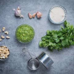 Cách làm Sốt Pesto từ ngò rí và hạt điều