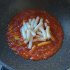 Cách làm Bánh Gạo Xào Thịt Gà kim chi kiểu Hàn cay nồng